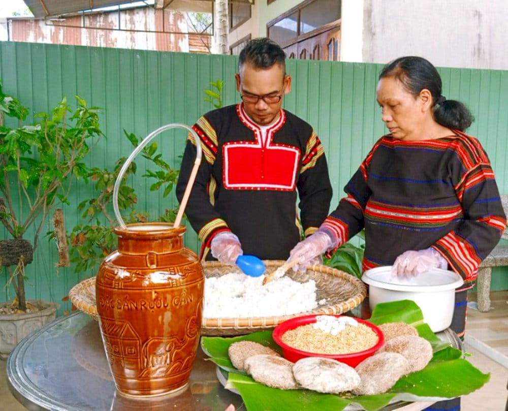 Các thực phẩm có tinh bột được ủ trực tiếp với men rượu và không qua chưng lửa, tạo nên đặc sản rượu Nho Quan